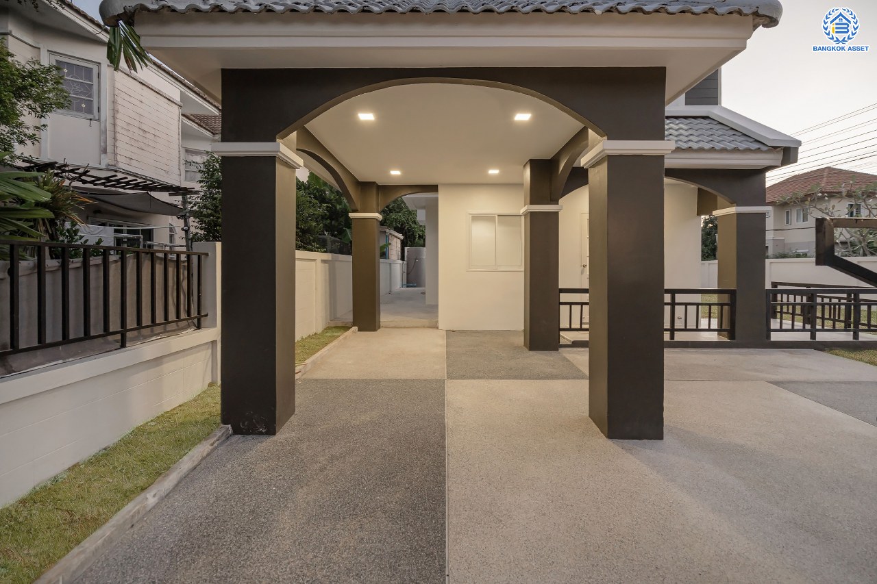 บ้านมือสองตกแต่งใหม่ โครงการ เศรณีลากูน วัดลาดปลาดุก บ้านเดี่ยวหลังมุม ตอบโจทย์ทุกการใช้ชีวิต บนเนื้อที่ 64.9 ตร.ว. พื้นที่ใช้สอยกว่า 186 ตร.ม. ฟังก์ชัน 3 ห้องนอน 3 ห้องน้ำ จอดรถได้ 2 คัน ทำเลเดินทางง่าย สะดวกสบายใกล้ถนนใหญ่ รถไฟฟ้าสายสีม่วง "สถานีคลองบางไผ่" แลจุดขึ้นทางด่วน "กาญจนาภิเษก"